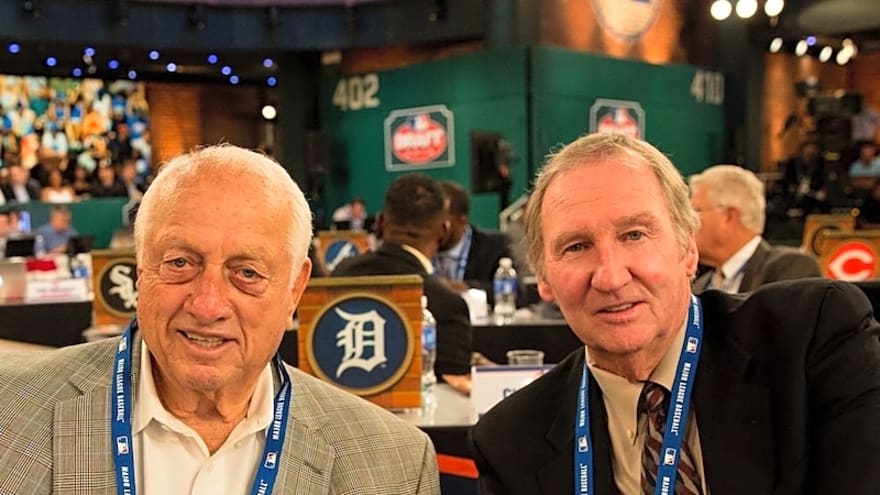  Charlie Hough, Joe Amalfitano Receive 5th Annual ‘Tommy Lasorda I Bleed Dodger Blue Award’