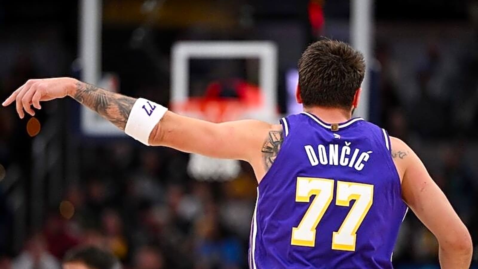  Luka Doncic Scores 43, Lakers End Road Trip With Win Over Pacers