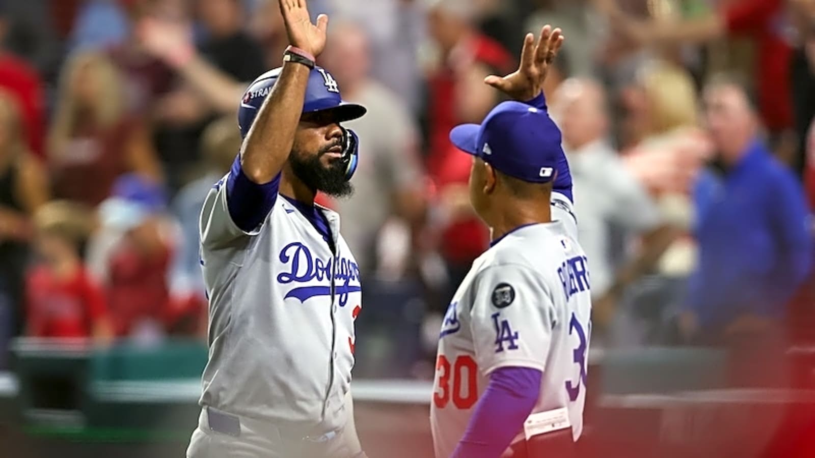 Dodgers NLCS: Teoscar Hernández & Dave Roberts Not Afraid Of ‘Haunted’ Pfister Hotel