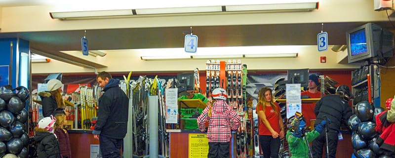 Renting Skis This Winter? Here Are 6 Tips for a Smooth Experience From an Ex-Rental Employee