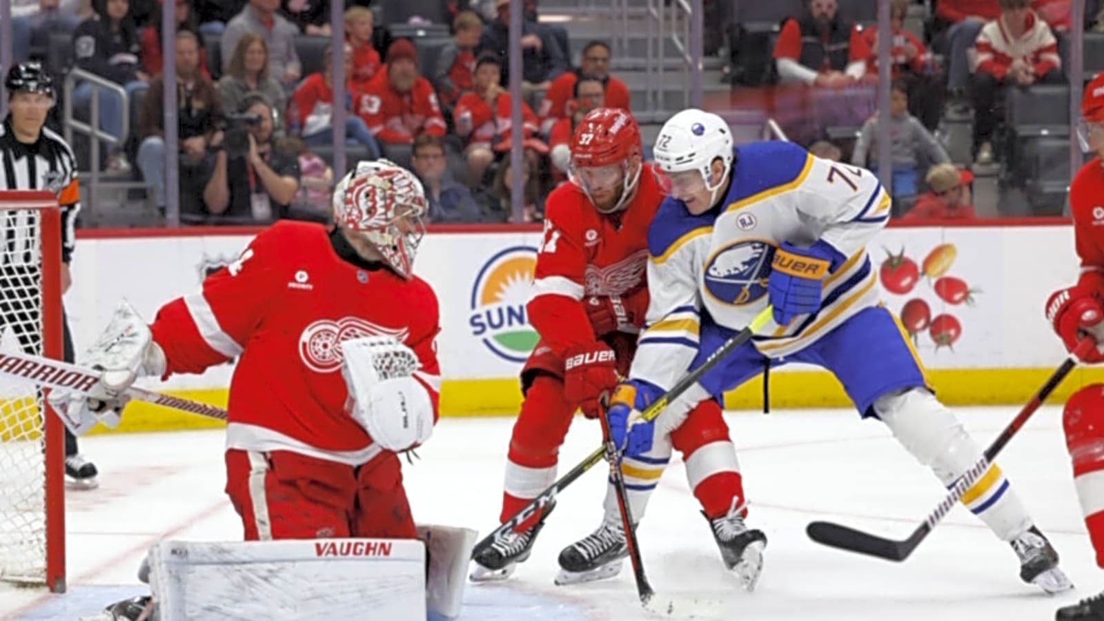 Alex Lyon will be signing with the Buffalo Sabres