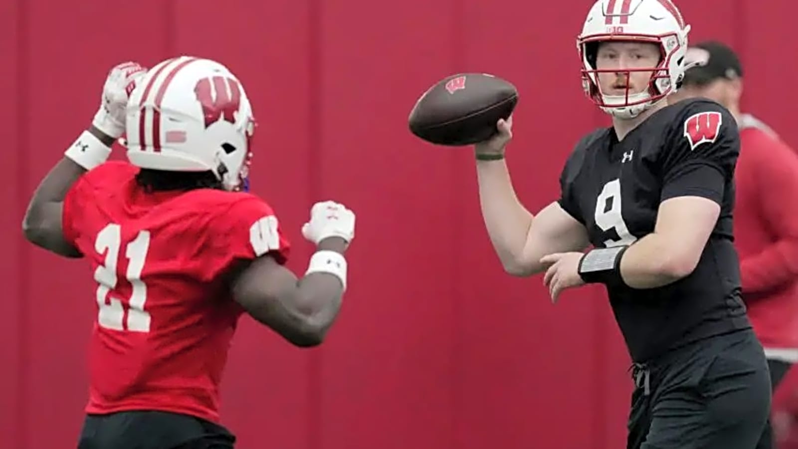 Wisconsin Football Staff Hosts Big 2026 Three-Star OL Commitment