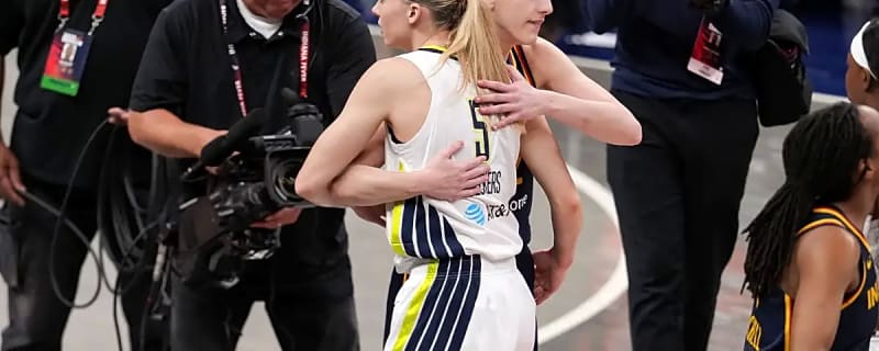 Mics catch Paige Bueckers’ five-word message for Caitlin Clark after back-to-back threes