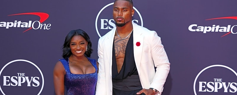 Simone Biles wears custom Jonathan Owens coat for Bears vs. Rams playoff game