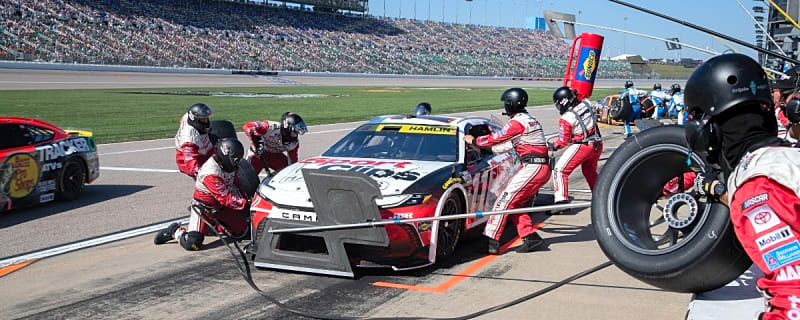 Denny Hamlin gives props to replacement pit crew despite crushing late stop at Kansas