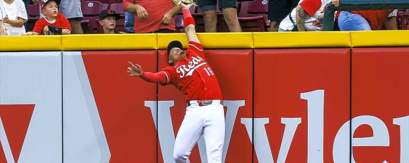 Barry Larkin reacts to Reds outfielder Noelvi Marte’s eye-popping catch vs. Pirates