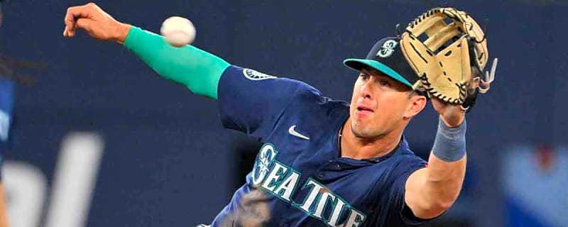 Rangers sign 2024 Gold Glove winner after Mariners release