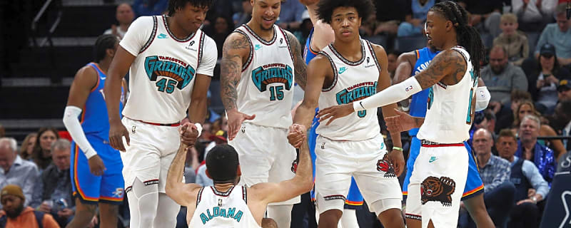 Banged-up Grizzlies signing ex-Lakers center waived a month ago