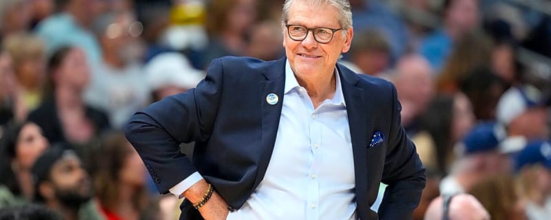 Geno Auriemma shouts out UConn alum Tage Thompson for gold medal