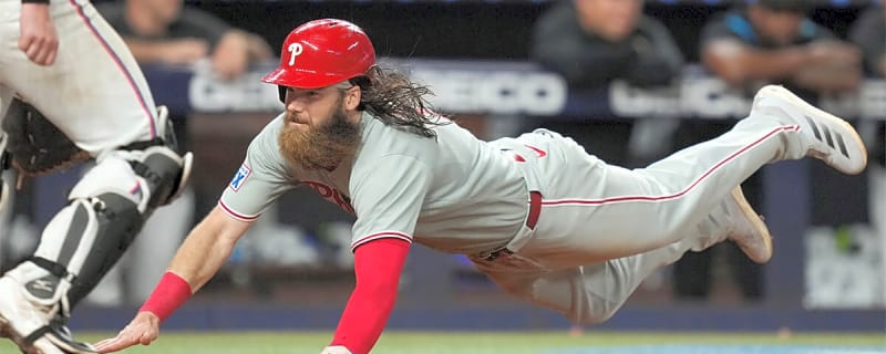 Phillies’ Brandon Marsh avoids tag with incredible swim move