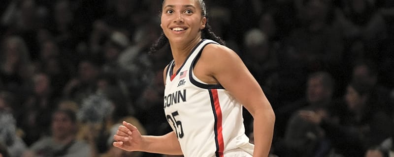 Azzi Fudd leads UConn to statement Feast Week wins