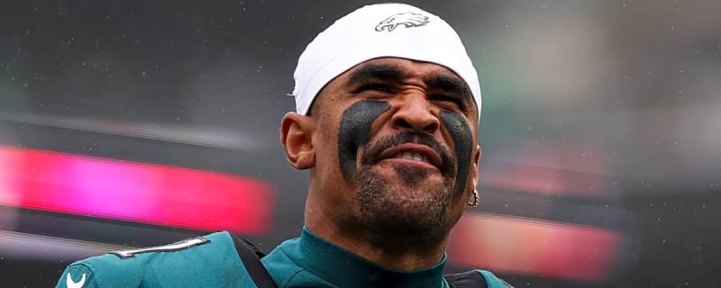 Eagles’ Vic Fangio Sends Strong Message About Jalen Hurts’ Recovery