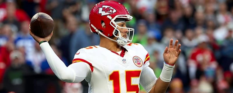 Patrick Mahomes Freefalling in PFF's Quarterback Rankings for Week 8