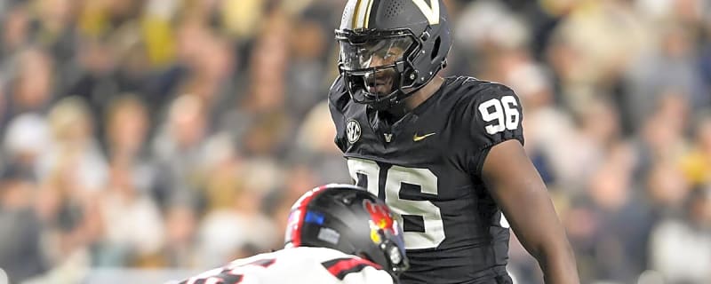 Senior Vanderbilt edge rusher exits Missouri game with injury