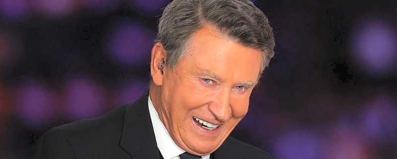 Wayne Gretzky signs contract extension with TNT to remain an analyst