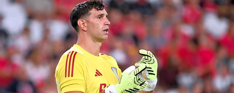 What Happened to Emi Martinez? Chelsea Goalkeeper Suffers Serious Injury After Collision During Everton Match
