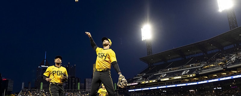 Pirates fan dazzles in facial hair face-off with Clemente Bridge tribute