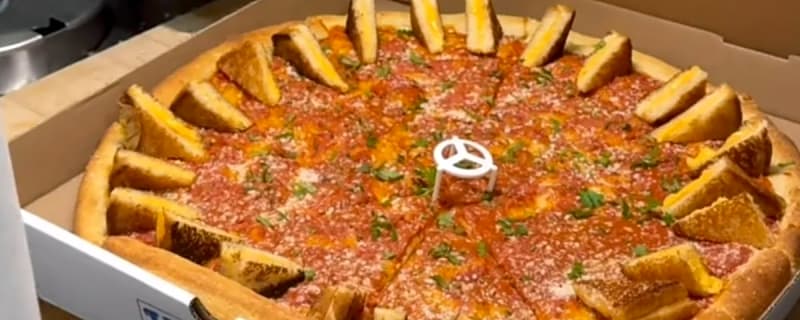 This Tomato Soup and Grilled Cheese Pizza Is a Cozy Concoction