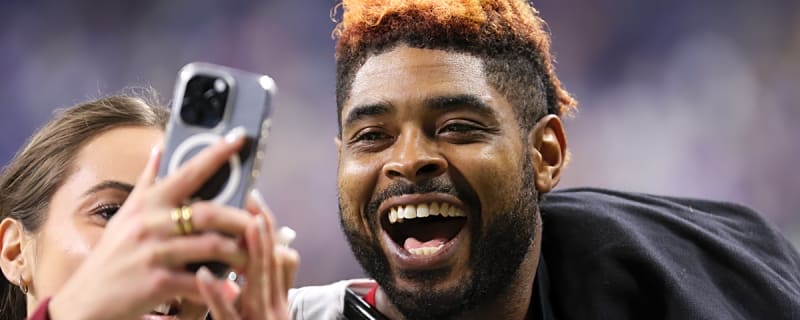 Former Tennessee Vols WR Jauan Jennings goes viral for his real life grinch moment during Monday Night Football