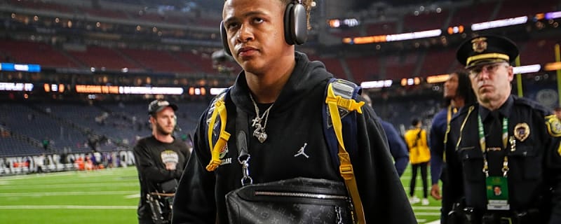 Power-4 quarterback with connections to Tennessee enters NCAA transfer portal, but he may not make sense for the Vols