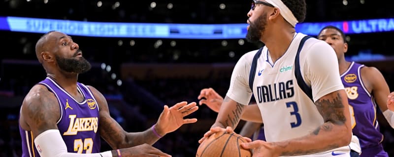LeBron James&#39; Gesture Toward Anthony Davis During Lakers-Mavericks Game Emerges