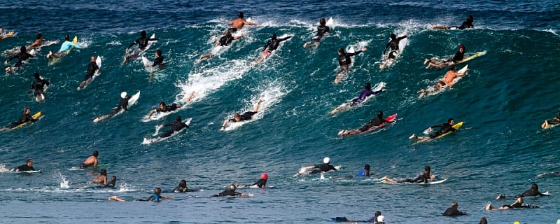 Surfer Navigates Human Obstacle Course at Pipeline (Video)