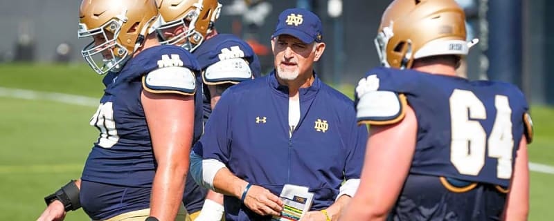 Notre Dame football has one move that they need to make in order to fix two crucial problems for the Fighting Irish offense 