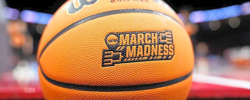 Cameras at NCAA Tournament Show Refs Missed Major Call in Kentucky-Santa Clara