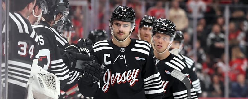 Devils Defeat Red Wings in Heavyweight 4-3 Victory