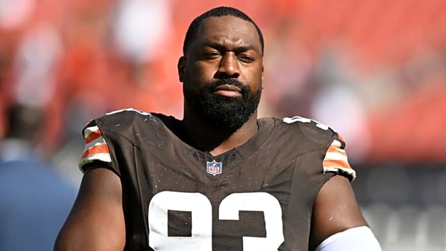 Defensive lineman Shelby Harris meets with the Giants after full season in Cleveland