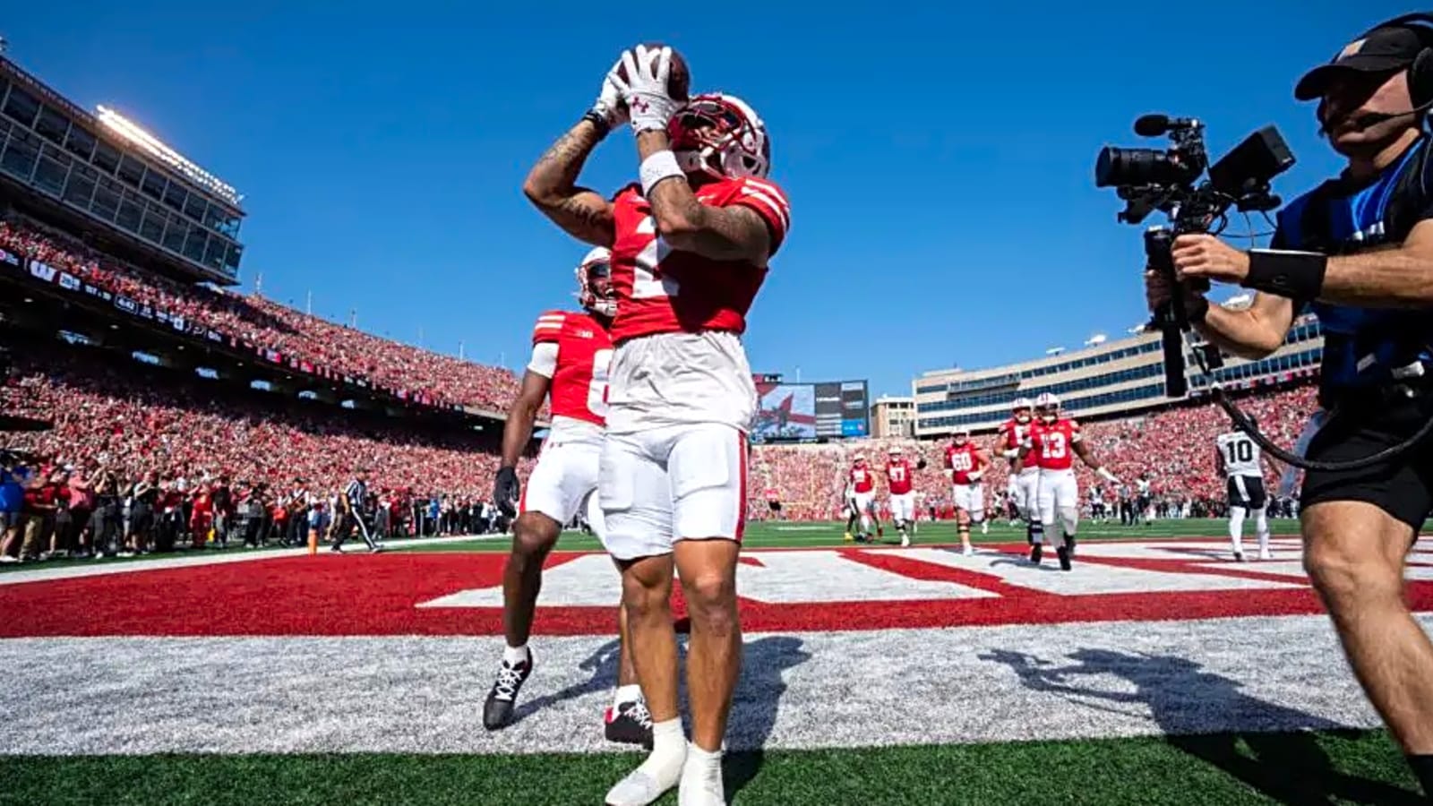 Wisconsin Badgers: Quick Receiver Placed on 2025 Polynesian Player of the Year Award Watchlist