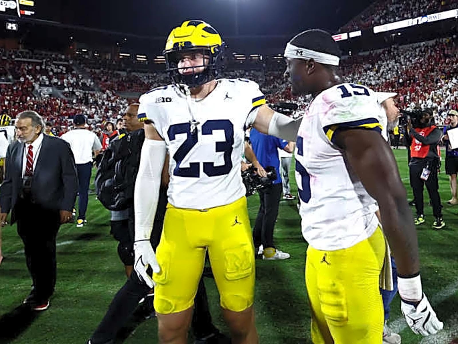 Anna Taylor-Joy Wears Lace-Up Dress with Her Backside Partially Exposed, image size:1600x1200