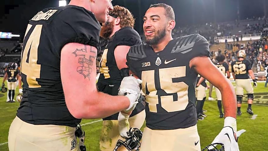 Purdue&#39;s Devin Mockobee Gets Standing Ovation on Emotional Senior Day