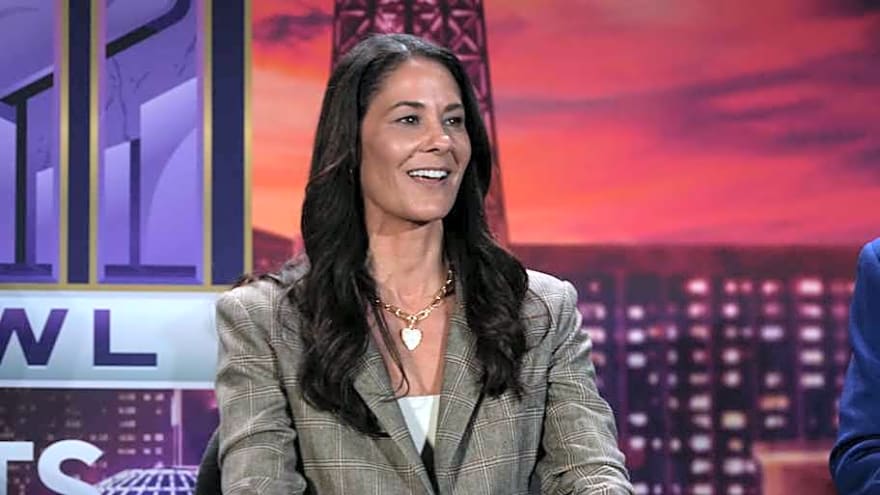 Cowboys vs Chiefs announcer pairing & referee assignment for Thanksgiving