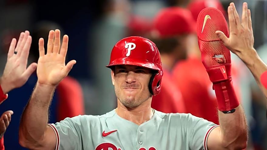 Phillies Predicted to Retain Fan Favorite Free Agent Catcher This Offseason
