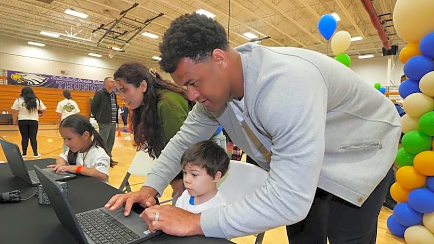 How Jaguars&#39; Arik Armstead is Continuing to Give Back
