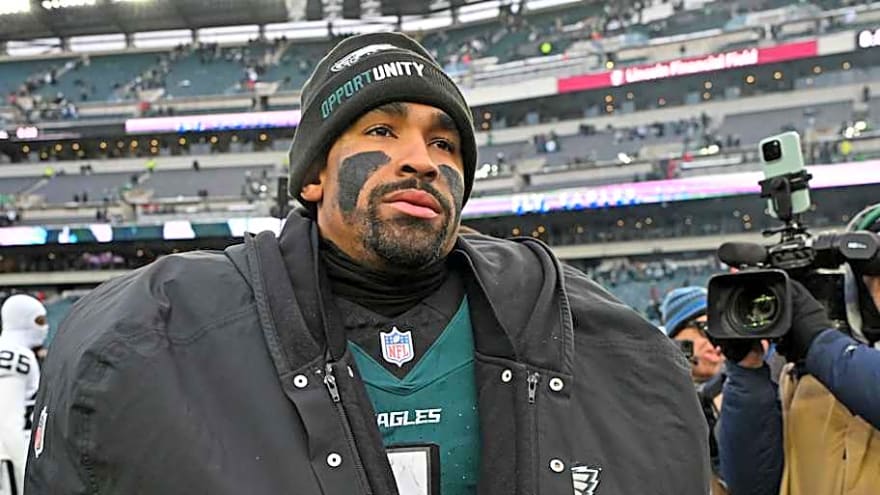 Former Oklahoma Quarterback Bounces Back in Lopsided Win for Division Leader