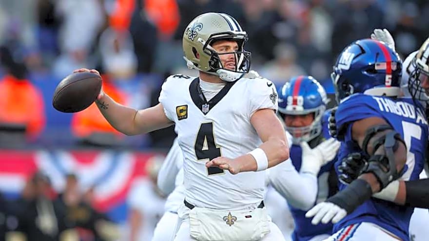 Former Saints QB Derek Carr Catches Stray In NFC Playoffs