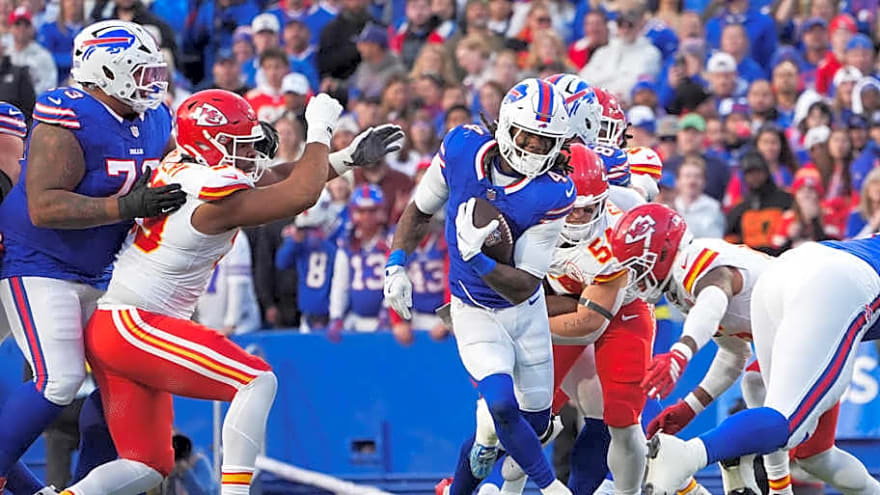 CBS&#39; Tony Romo calls out James Cook&#39;s simple running play as Bills lead Chiefs