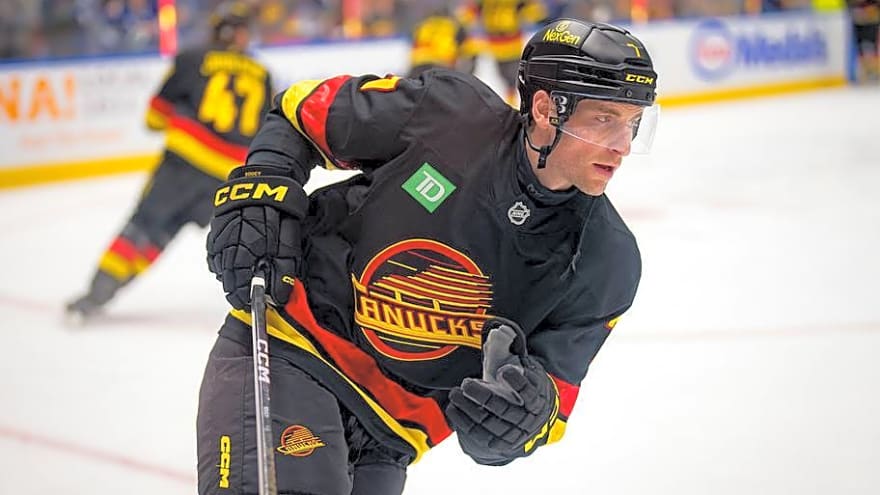 Former Vancouver Canucks big defenseman quickly waived by new team