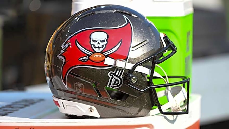 $90 million Buccaneers starter leaves Texans game with injury