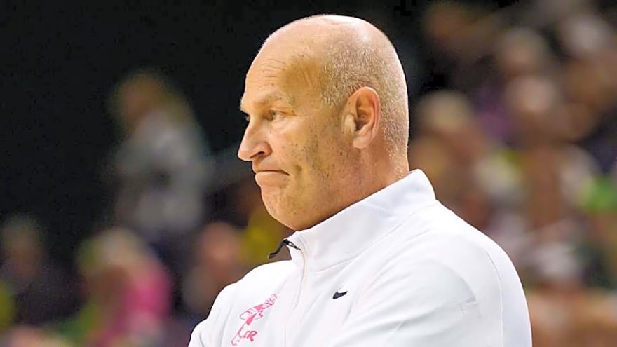 Kelly Graves Loses First Oregon Ducks Player to Transfer Portal