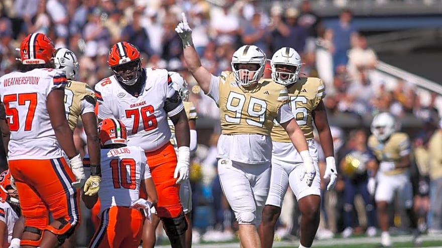 Jordan van den Berg Showing More Than Just Athleticism at Chicago Bears Training Camp