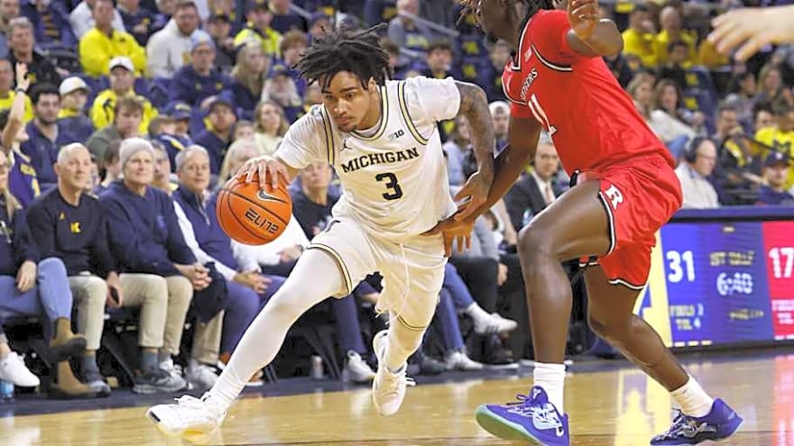 Michigan basketball nears No. 1 after landing second in latest AP poll