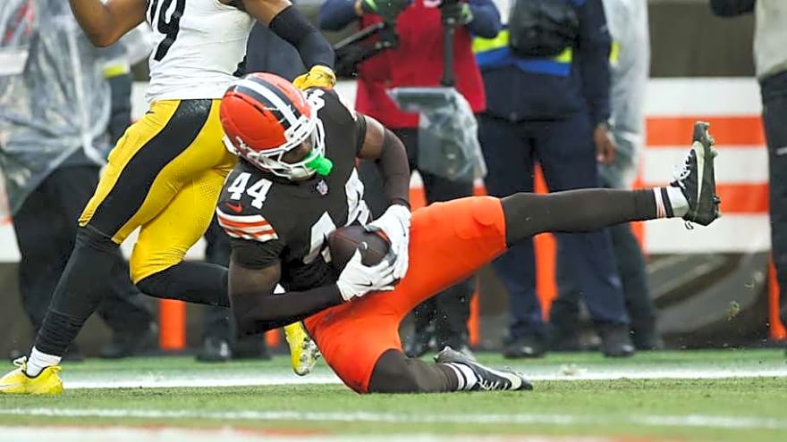 Browns standout rookie exits Steelers game early with groin injury