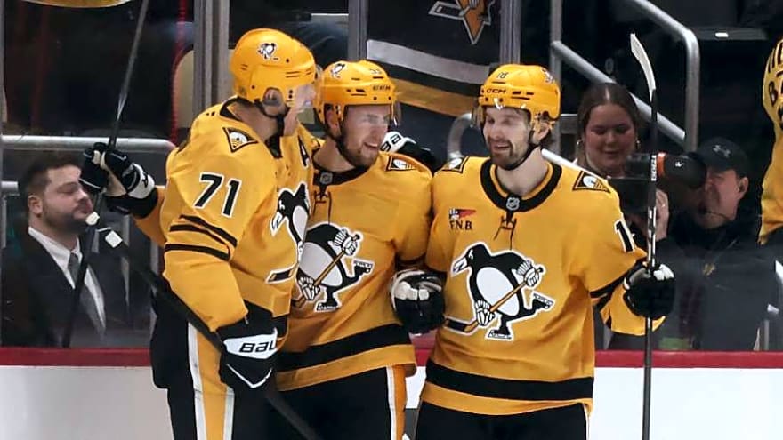 Penguins Celebrate 2016 Championship Team During Rangers Matchup