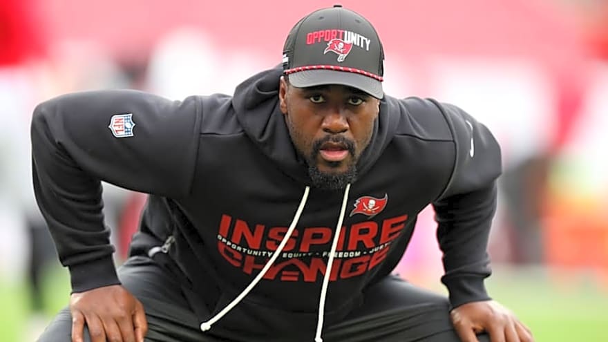 Should Buccaneers Re-Sign Lavonte David Even If He Doesn't Retire?