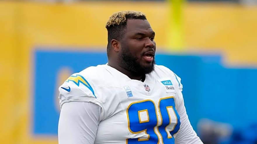 Chargers fan hilariously trolls Taylor Swift and Chiefs with GoFundMe for Teair Tart