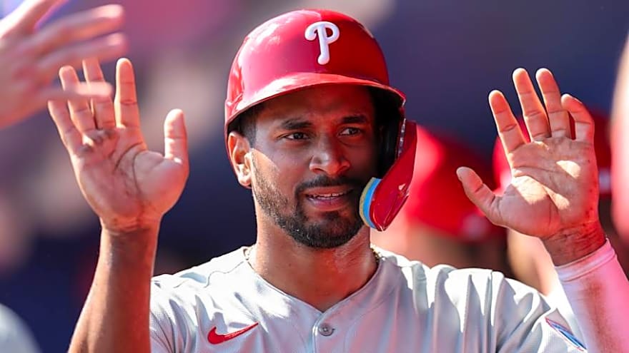 Phillies Sign Outfielder for His Third Stint With the Team