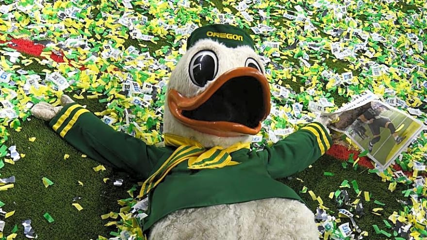 Former Oregon Ducks Star Wins First WWE Main Card Championship in Major Way